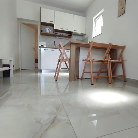 Apartment With Terrace And Garden Pirovac Εξωτερικό φωτογραφία