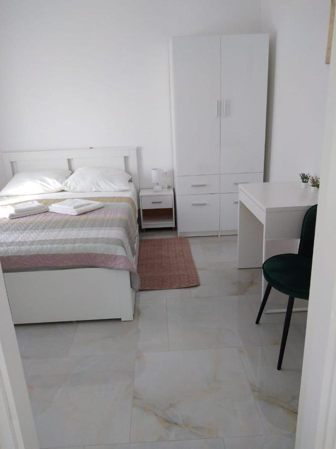 Apartment With Terrace And Garden Pirovac Εξωτερικό φωτογραφία