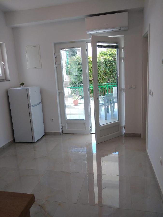 Apartment With Terrace And Garden Pirovac Εξωτερικό φωτογραφία