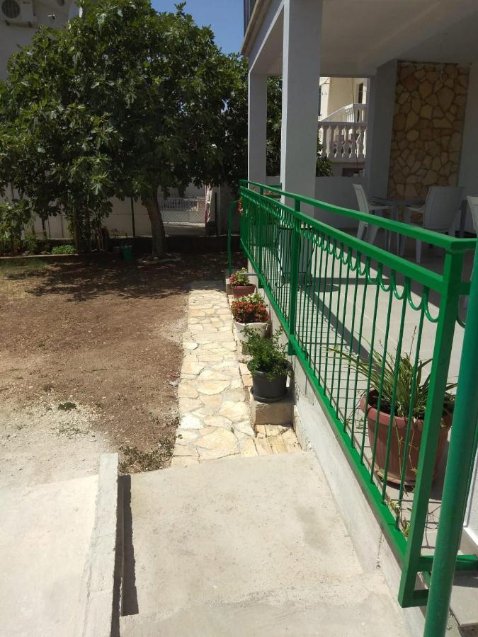 Apartment With Terrace And Garden Pirovac Εξωτερικό φωτογραφία