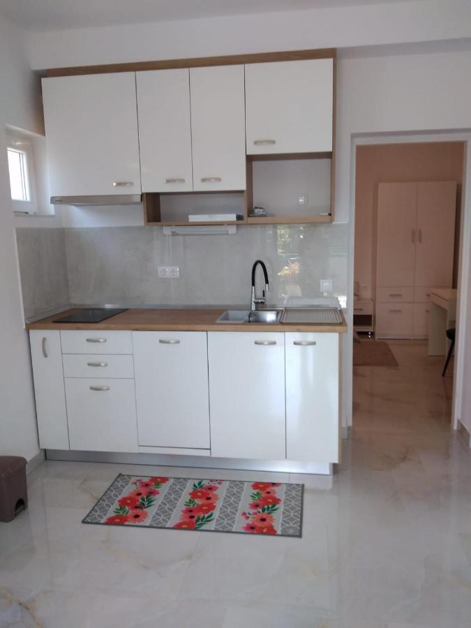 Apartment With Terrace And Garden Pirovac Εξωτερικό φωτογραφία